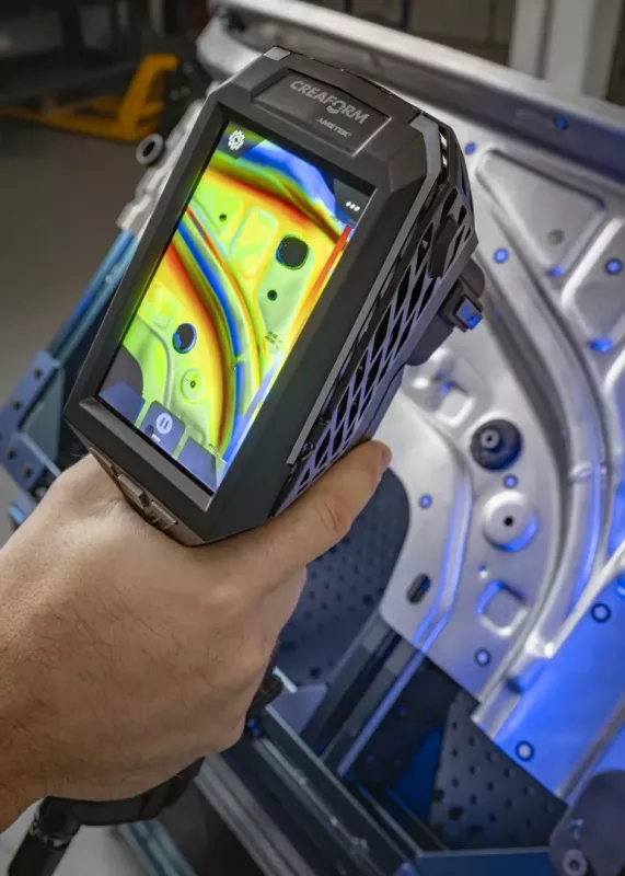 Ekran HandySCAN EVO z&nbsp;mapą odchyleń geometrycznych arkusza blachy