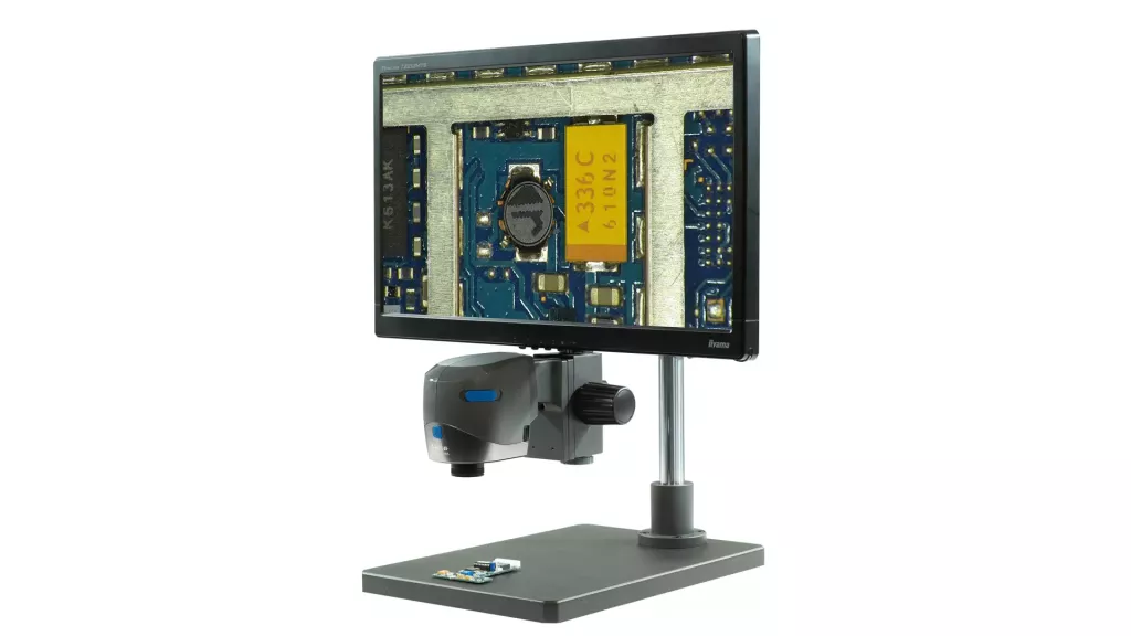 Mikroskop cyfrowy VE Cam na statywie z&nbsp;monitorem podczas inspekcji płytki elektronicznej
