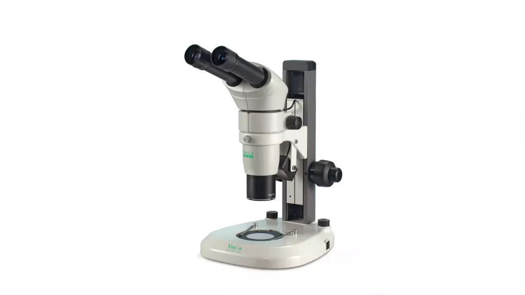 Mikroskop stereoskopowy SX80 Vision Engineering na statywie kolumnowym z&nbsp;okularami pochylonymi