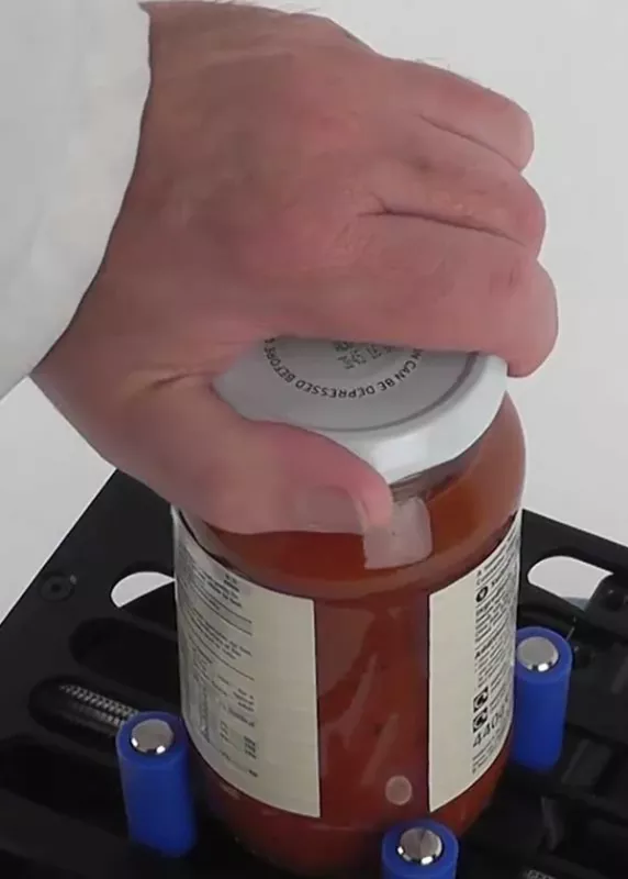 Pomiar momentu odkręcania nakrętki na słoiku urządzeniem Orbis