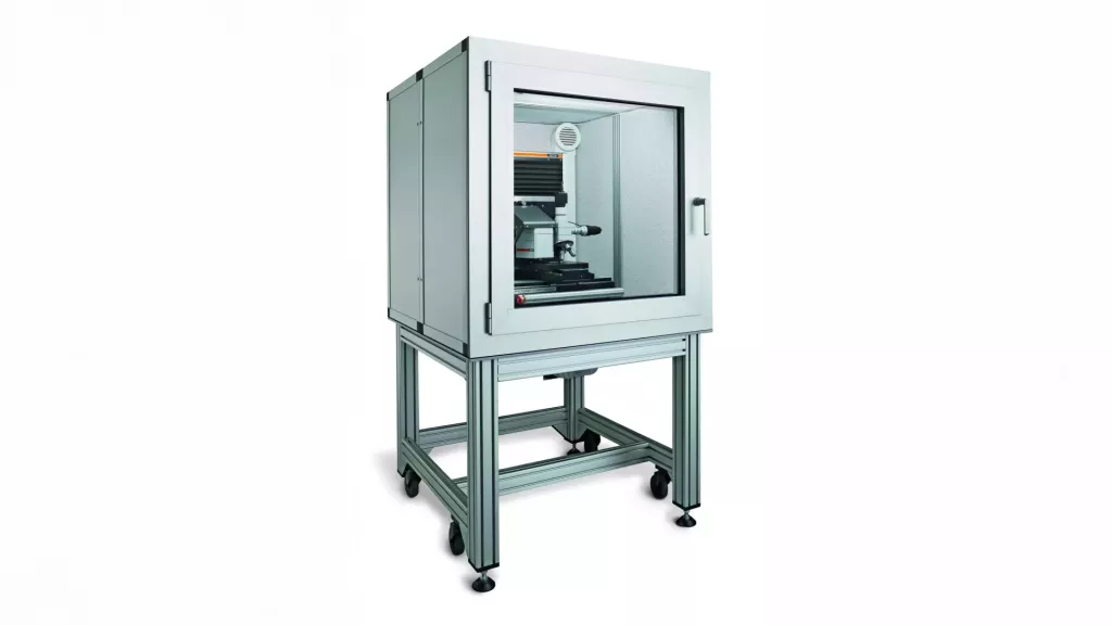 Nanotwardościomierz PICODENTOR HM500 w kabinie akustycznej do pomiaru twardości