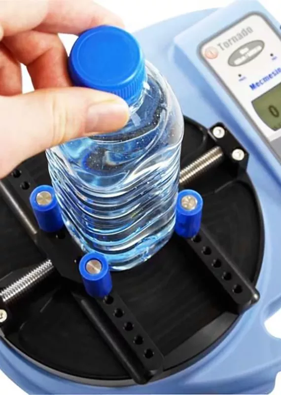 Tester momentu Tornado Mecmesin podczas pomiaru momentu odkręcania zakrętki na butelce