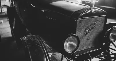 Zbliżenie przodu zabytkowego Forda Model T – element ekspozycji muzealnej.