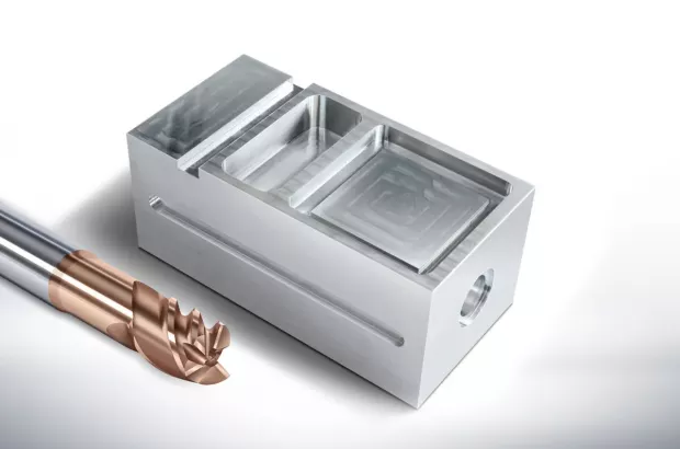 Próbka obróbki wykańczającej: frez NX wykonuje kieszenie i&nbsp;rowek prowadzący w&nbsp;aluminium