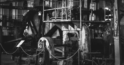 Wnętrze hali walcowni w&nbsp;Muzeum Hutnictwa Cynku – ekspozycja postindustrialna.