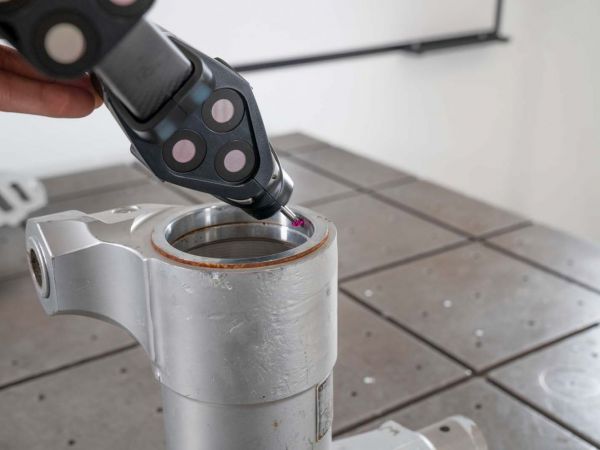 przenosna-wspolrzednosciowa-maszyna-pomiarowa-CMM-HandyPROBE