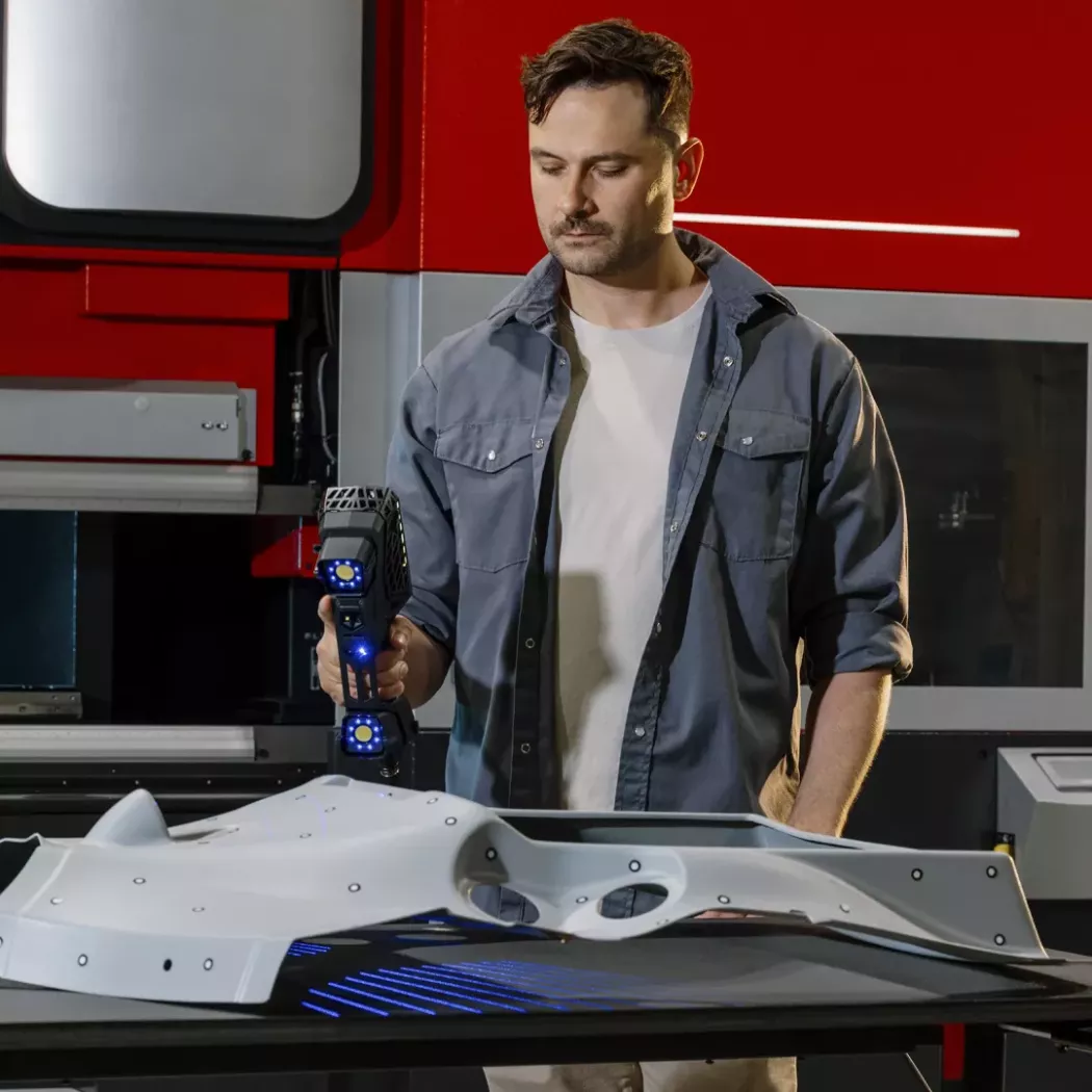 Operator skanujący element formy odlewniczej za pomocą skanera 3D HandySCAN EVO