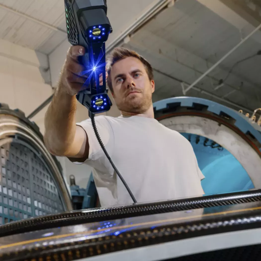 Proces skanowania elementu z włókna węglowego przy użyciu HandySCAN EVO