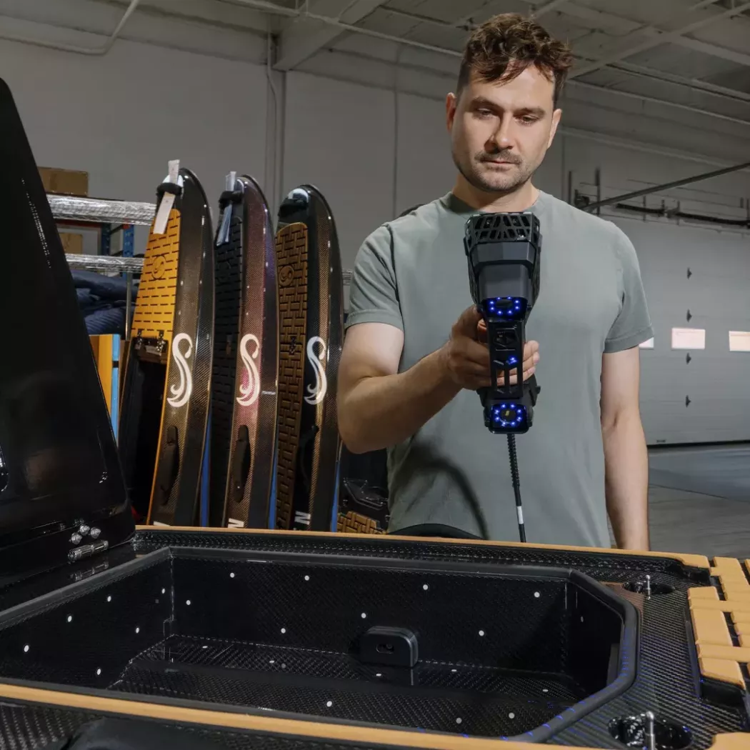 Inżynier skanujący kompozytową obudowę za pomocą HandySCAN EVO