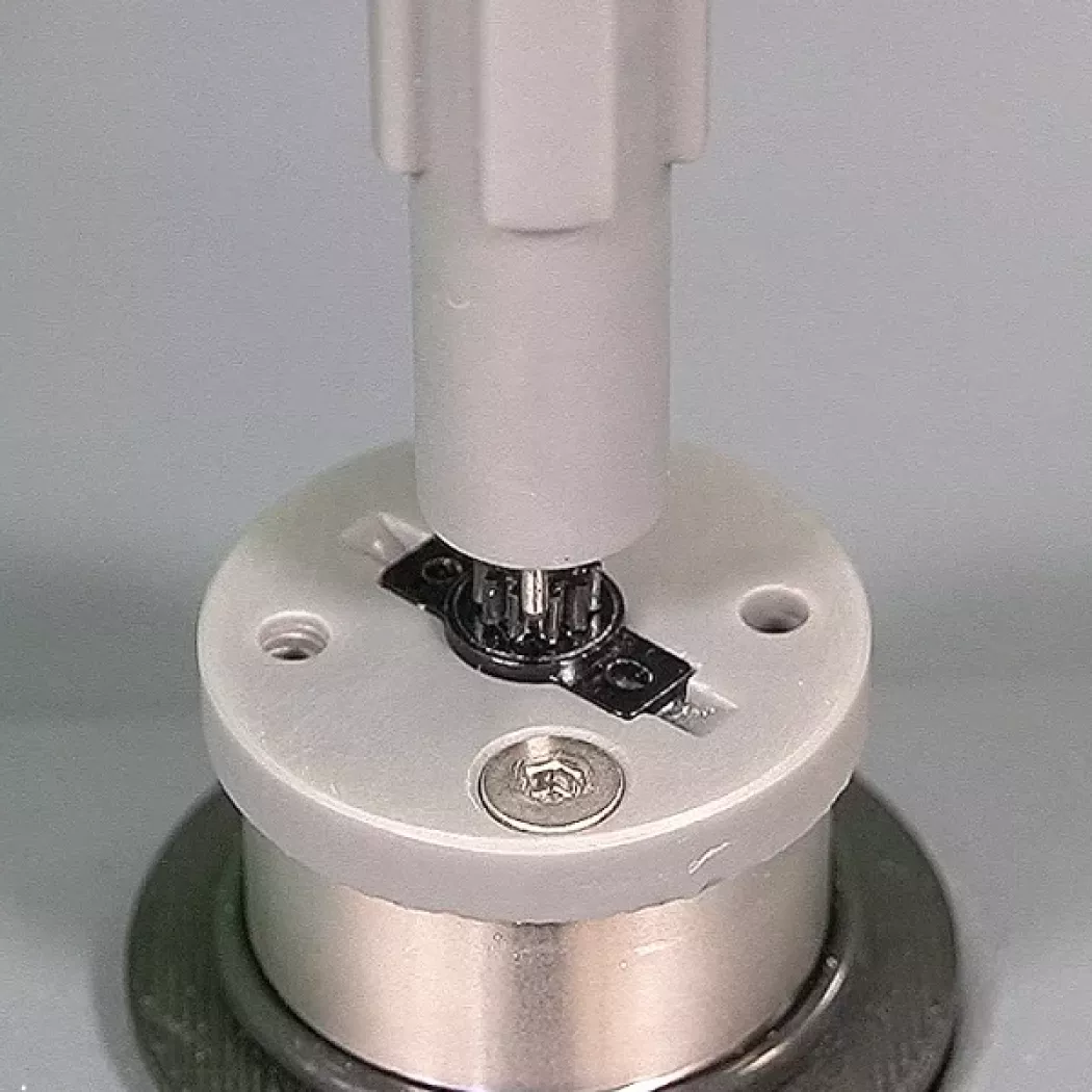 Pomiar niskiego momentu obrotowego elementu micro-cog na urządzeniu HelixaPro