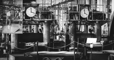 Hala Muzeum Hutnictwa Cynku z&nbsp;zegarami i&nbsp;stanowiskami dawnej walcowni.