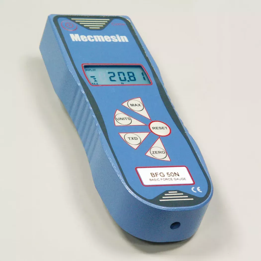 Ręczny miernik siły Mecmesin BFG – zbliżenie urządzenia z&nbsp;odczytem pomiaru