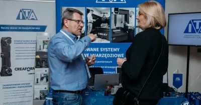 Rozmowa przedstawiciela ITA z&nbsp;uczestniczką przy stoisku – prezentacja systemów pomiarowych.