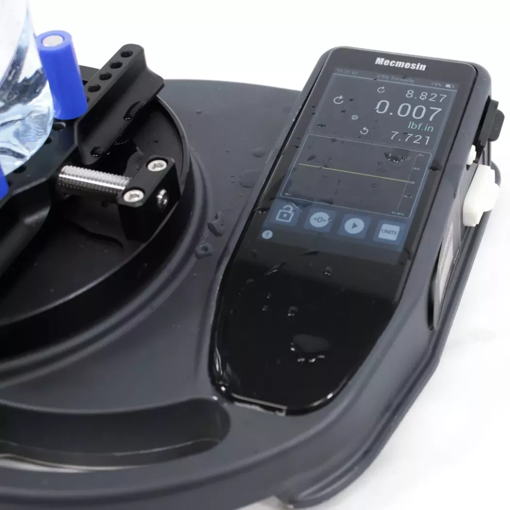 Zbliżenie ekranu dotykowego miernika momentu obrotowego VTG Tornado Mecmesin